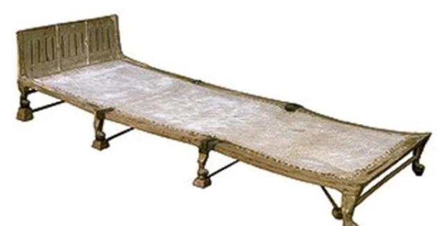 عرض أول سرير قابل للطي بالمتحف المصري الكبير.. كان يمتلكه «توت عنخ آمون»
