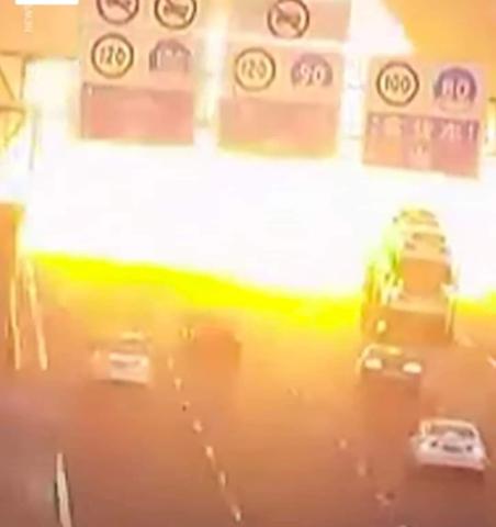 كرة نار ضخمة تطارد السيارات على طريق سريع|فيديو