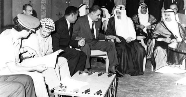 الرئيس الراحل جمال عبد الناصر والرئيس الفلسطيني الراحل ياسر عرفات