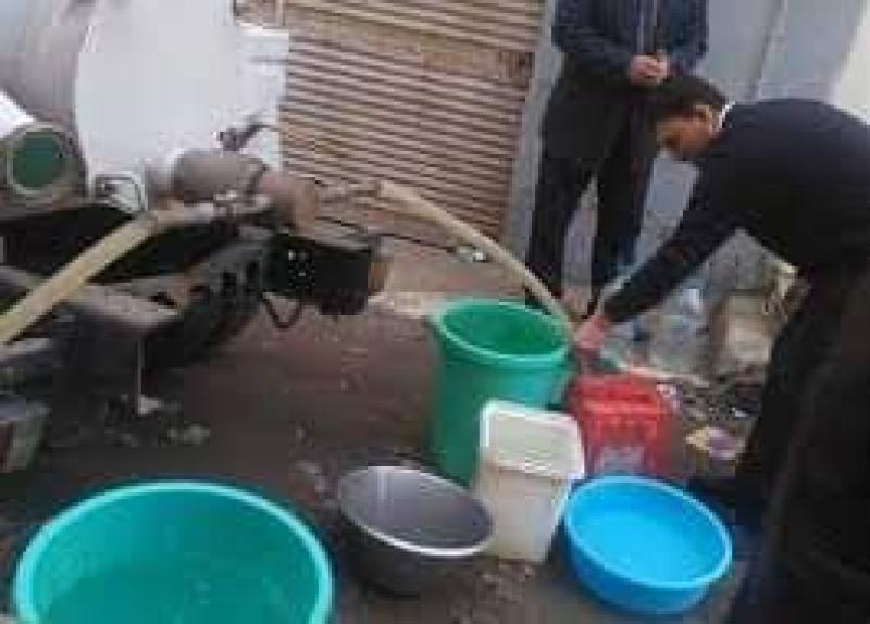 معاناة في الفيوم بسبب نقص مياه الشرب.. أهالٍ: ”هنجيب فلوس منين بنموت والبرميل بـ 150 جنيهًا”