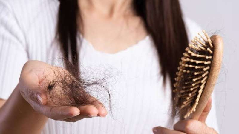 تساقط الشعر من أعراض الكوفيد طويلة المدى