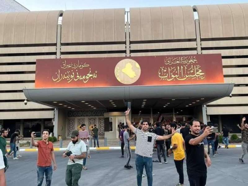 محتجون يقتحمون مبنى البرلمان العراقي