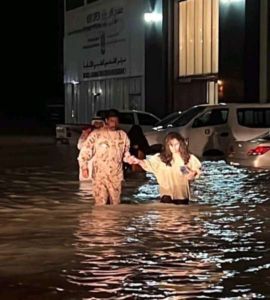 الإمارات تعلن نجاح عملية «الأيدي الوفية» لإنقاذ العالقين في الفجيرة