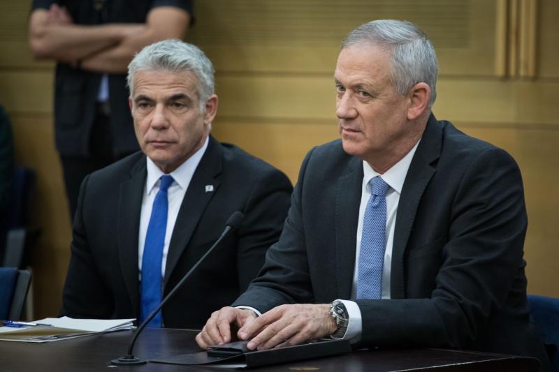 رئيس الوزراء الإسرائيلي يائير لابيد ووزير الدفاع بيني جانتس 