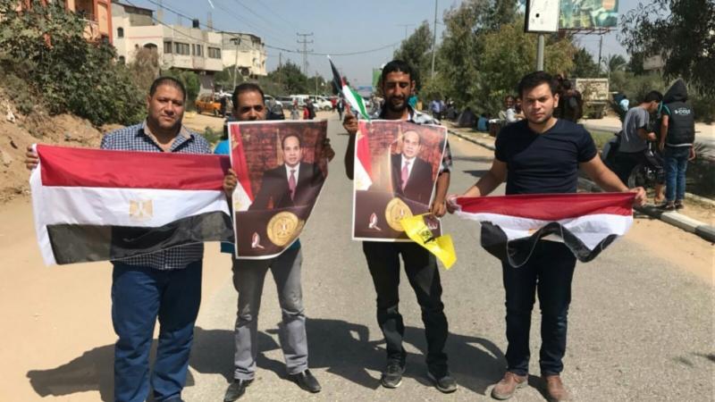 فلسطنيون يرفعون علم مصر وصورة الرئيس السيسي 