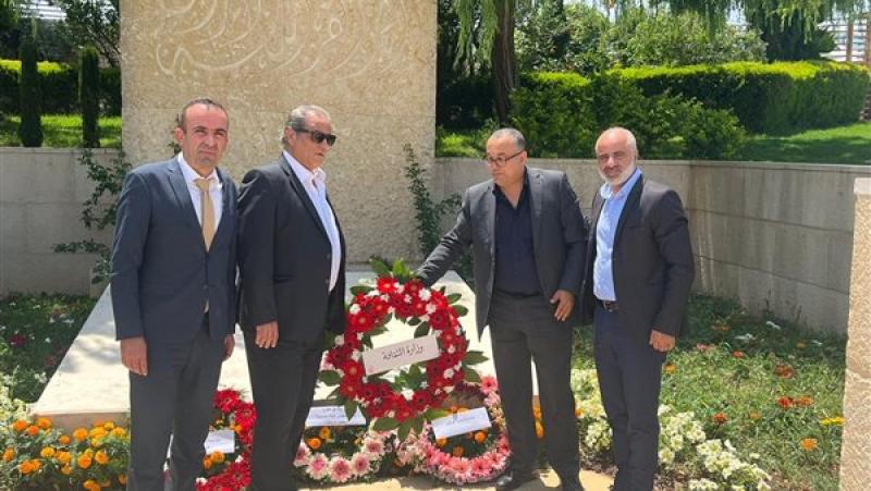 عاطف أبو سيف يضع إكليلا من الزهور على قبر محمود درويش