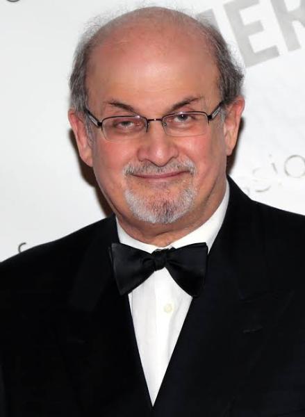 أهدرت إيران دمه.. من  سلمان رشدي صاحب «آيات شيطانية»؟