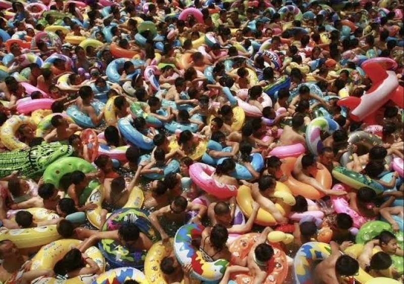 آلاف السياح داخل حمام سباحة الصين 