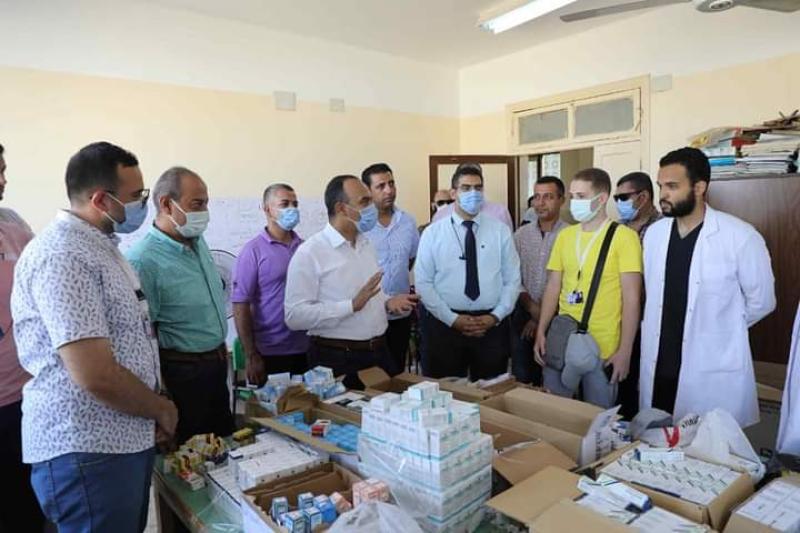 نائب محافظ المنيا يتفقد أعمال القوافل الطبية لجامعة عين شمس
