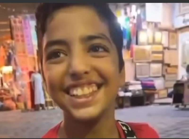 طفل يبيع كل منتجاته لرجل سعودي