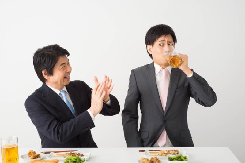 اليابان تدعو شبابها لشرب المزيد من الخمور