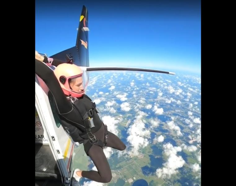 مقطع فيديو يحبس الأنفاس لسيدة تقفز من طائرة