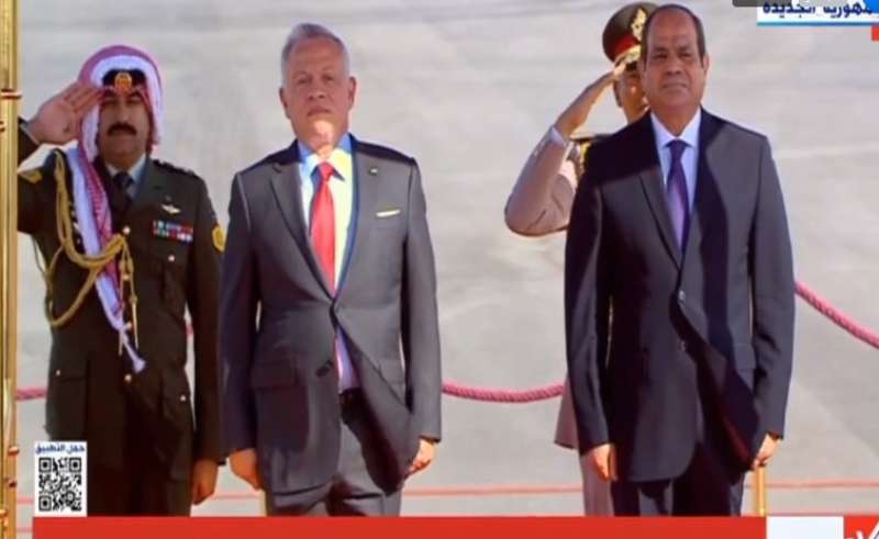 شاهد: لحظة استقبال السيسي لملك الأردن في مطار العلمين