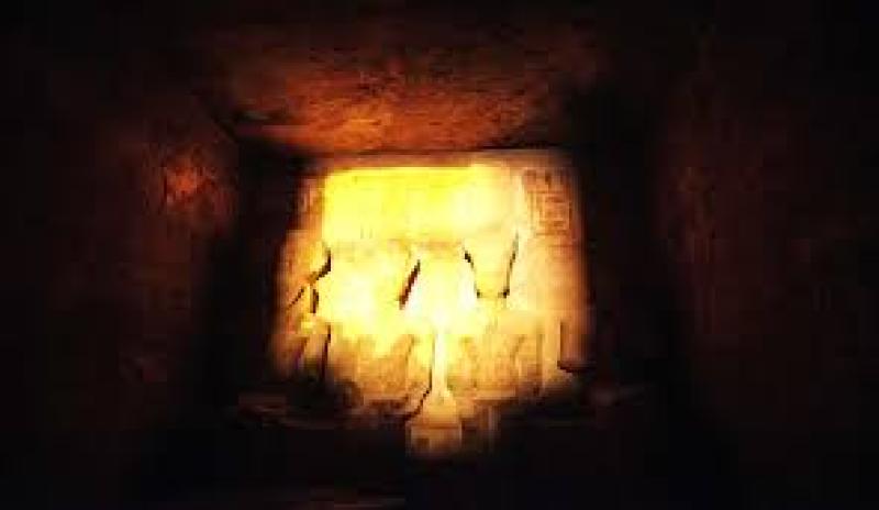 صورة أثريات مصرية _ تعامد الشمس على تمثال الملك رمسيس