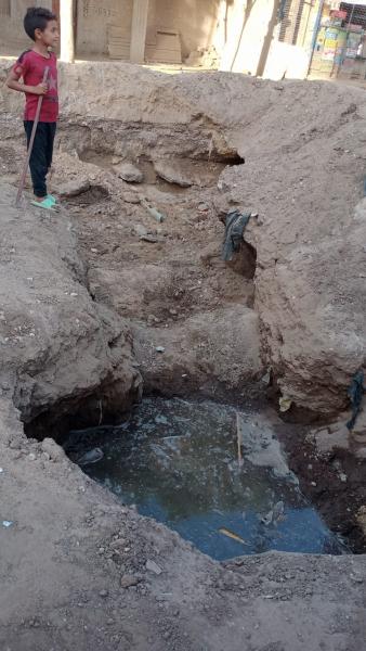 ماسورة مياه تهدد بعض المنازل بالهدم.. استغاثة أهالٍ بقرية الشوكا بمركز طما