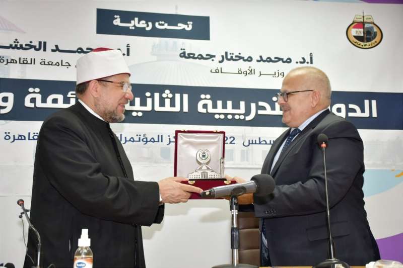رئيس جامعة القاهرة يهدي وزير الأوقاف درعا لجهوده في نشر الفكر الوسطي