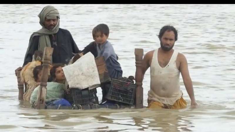 السلطات الباكستانية: ارتفاع عدد ضحايا الفيضانات إلى 1061 قتيلًا وتلف المحاصيل