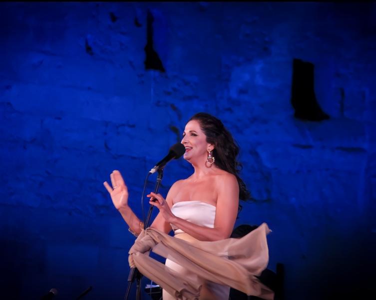 المطربة اللبنانية تانيا صالح تشكر مصر خلال حفلها على مسرح القلعة