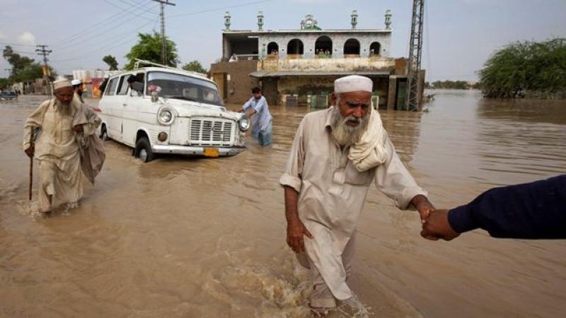 انتشار الأمراض المنقولة بالمياه بين ضحايا الفيضانات في باكستان