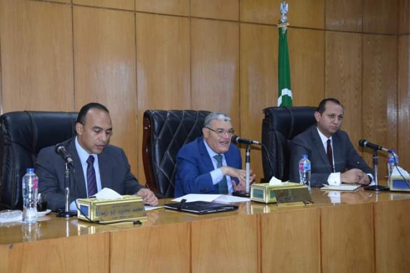 محافظ المنيا يعقد اجتماع لجنة التنمية الاقتصادية المحلية