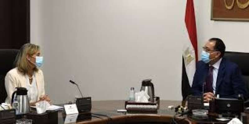 اجتماع  رئيس الوزراء مع الدكتورة نيفين الكيلاني