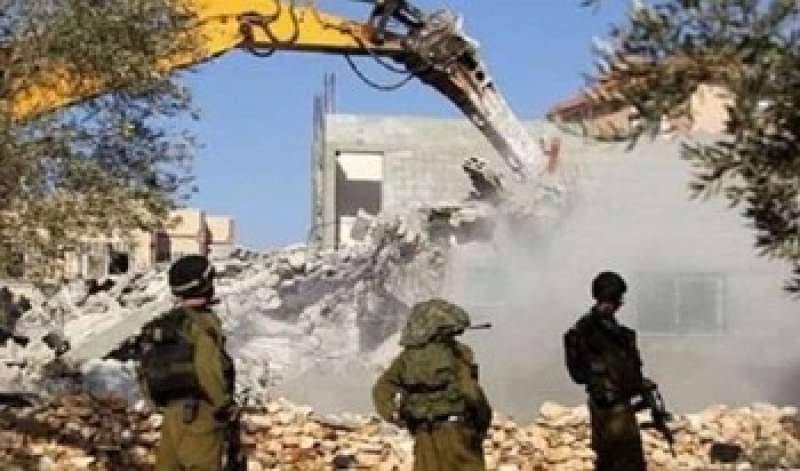 هدم منازل الفلسطينيين على يد قوات الاحتلال 