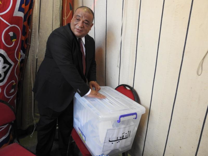 عمرو محي الدين نقيب محامي شمال القاهرة يدلي بصوته في انتخابات المحامين