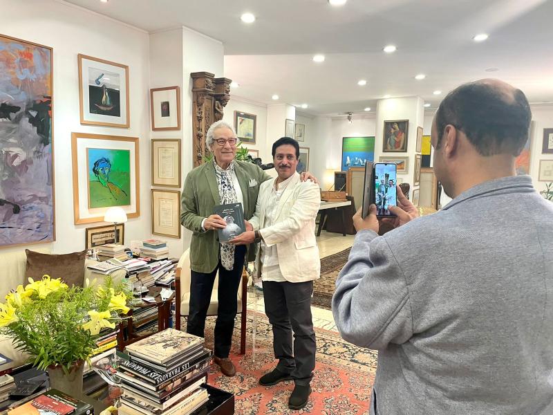 الفنان فاروق حسني مع أحد الضيوف 