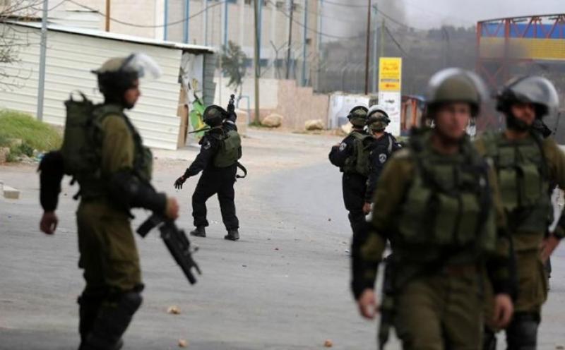عاجل.. قوات الاحتلال الإسرائيلي تحاصر مخيم الجلزون بقنابل حارقة وتصيب 4 فلسطينيين