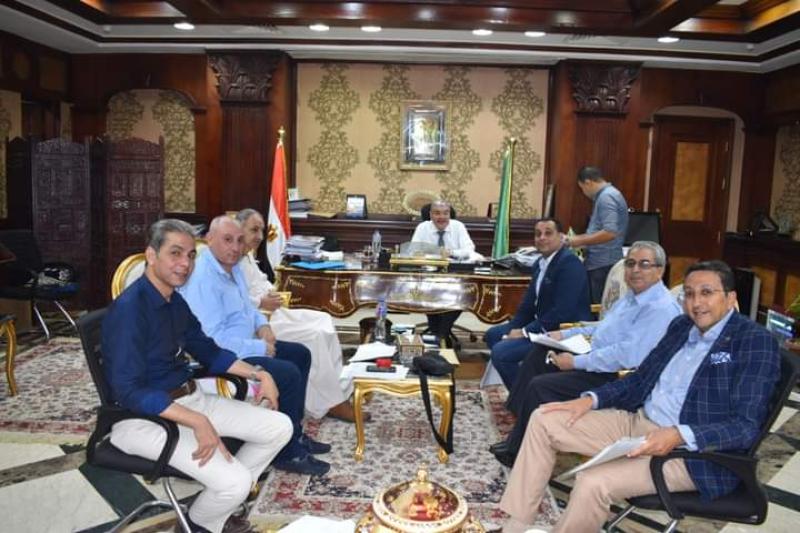 محافظ المنيا يناقش مع أعضاء مجلسي النواب والشيوخ قضايا تهم المواطنين