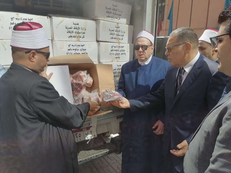 وزير الأوقاف ومحافظ الشرقية خلال توزيع اللحوم