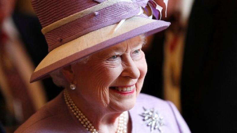 بكى بشدة.. «جونسون» يكشف عن طلب غريب من هيئة الإذاعة البريطانية بشأن الملكة إليزابيث