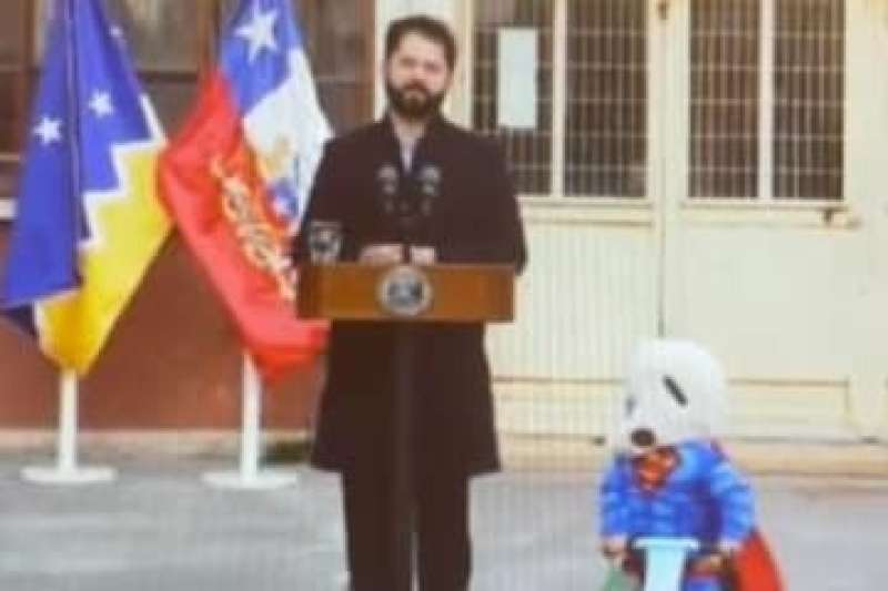 طفل يدور حول رئيس تشيلي / المصدر مقطع فيديو على تويتر