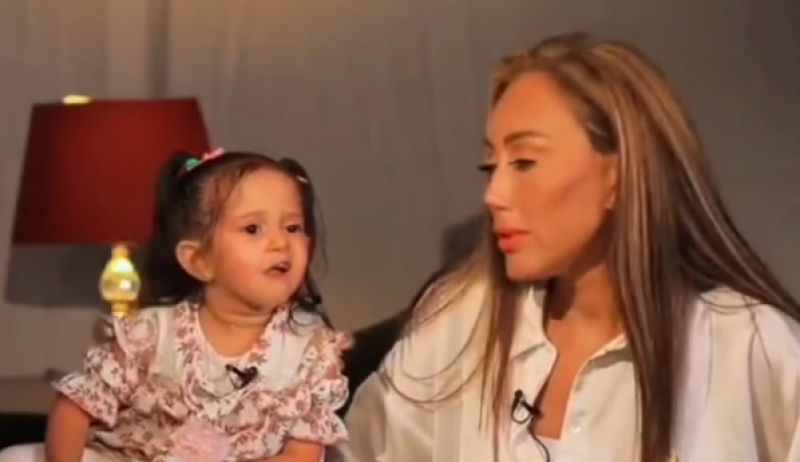 الإعلامية ريهام سعيد والطفلة بسنت صورة من فيديو 