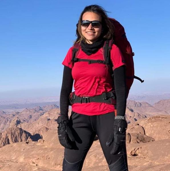 بالصور.. شابة مصرية تتسلق أصعب الجبال الوعرة