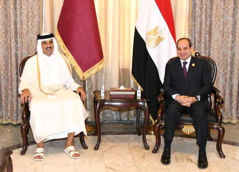 السيسي أثناء زيارته في قطر مع الأمير تميم