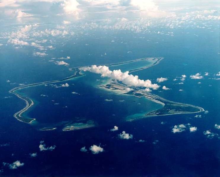 جزيرة دييغو جارسيا في أرخبيل تشاغوس في المحيط الهندي
