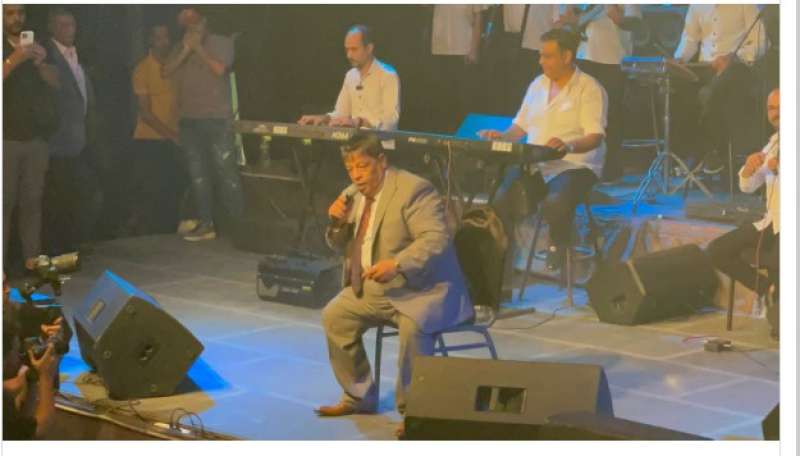خلال حفله.. عبد الباسط حمودة يغني جالسا على كرسي «فيديو»