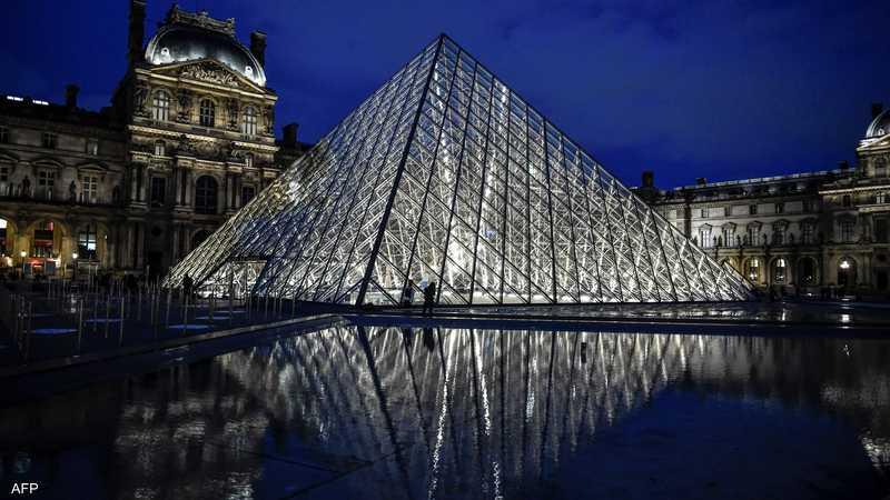 متحف اللوفر في فرنسا مُظلم.. ”تعرف على السبب”