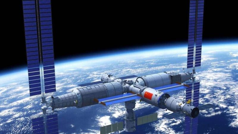 رائدان صينيان ينجحان بالسير في الفضاء