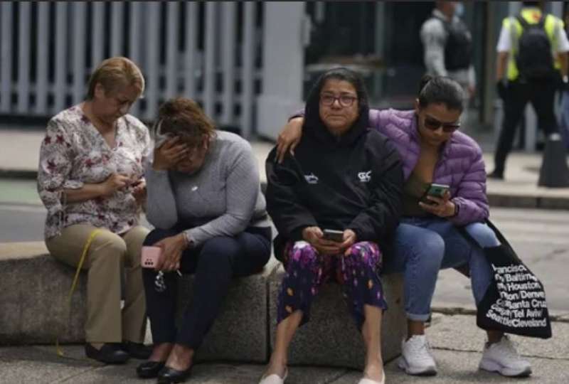 مكسيكيون بعد الزلزال- روسيا اليوم
