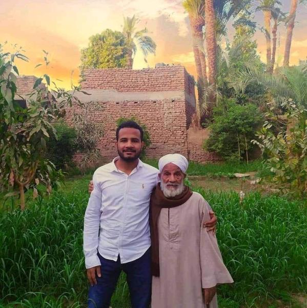 محمود رفقة والده- حسابه على فيسبوك 