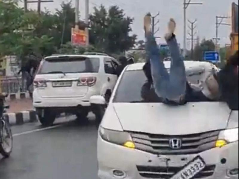 شاهد.. سائق سيارة يحاول فض شجار بين طالبين بإنهاء حياتهما