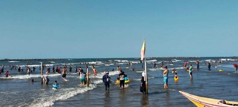 إقبال من المواطنين على شواطئ رأس البر بدمياط قبل انتهاء فصل الصيف