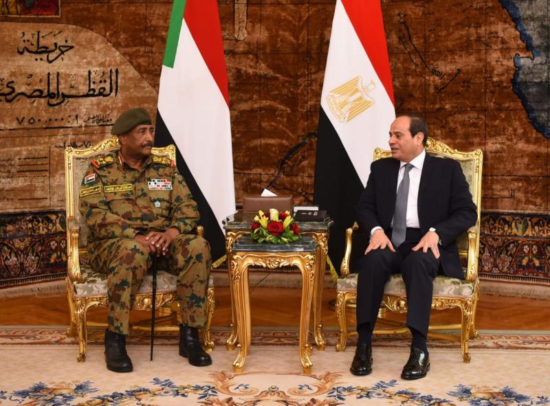 السيسي يودع رئيس مجلس السيادة الانتقالي السوداني..”صور”