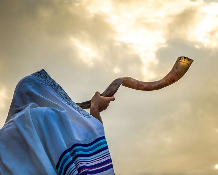 «النفخ في الشوفار وإلقاء الخبز في مياه جارية».. كيف يحتفل اليهود برأس السنة العبرية؟