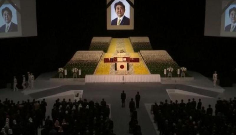 بالصور.. بدء انطلاق مراسم الجنازة الرسمية لرئيس وزراء اليابان اليوم بعد اغتياله
