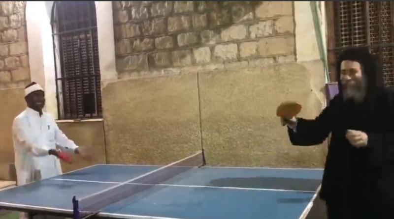 قس وإمام مسجد يلعبان التنس/ المصدر: فيديو فيسبوك 
