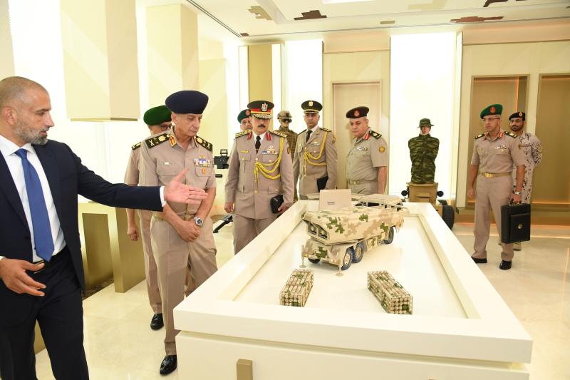 جولة وزير الدفاع في الإمارات-صورة من حساب المتحدث العسكري عبر فيسبوك