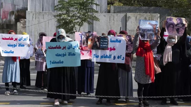 طالبان تفرق مظاهرة نسائية داعمة للاحتجاجات في إيران